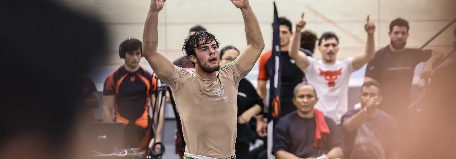 Bernardo Mastrangelo de braços erguidos comemorando com a equipe no ADCC Trials do Rio